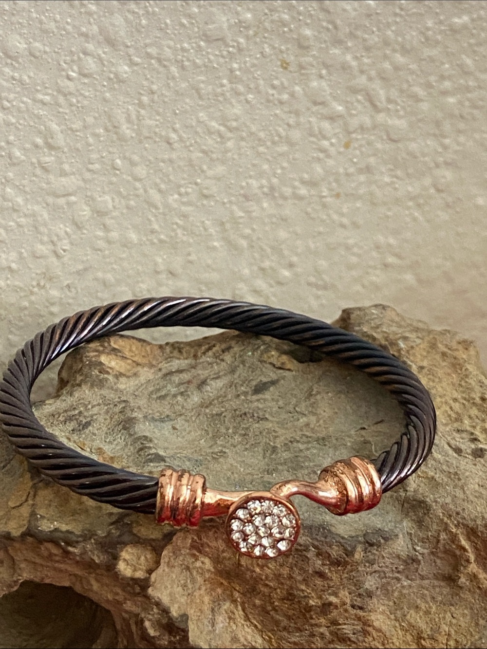 5/$10❤️❤️❤️Vintage 90s Twisted Metal Rhinestoned Hook Close Bangle Bracelet